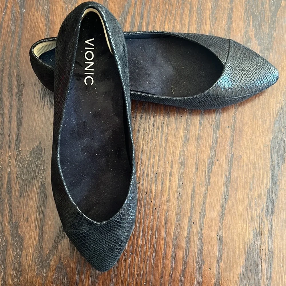 Vionic, black flat - Picture 2 of 6
